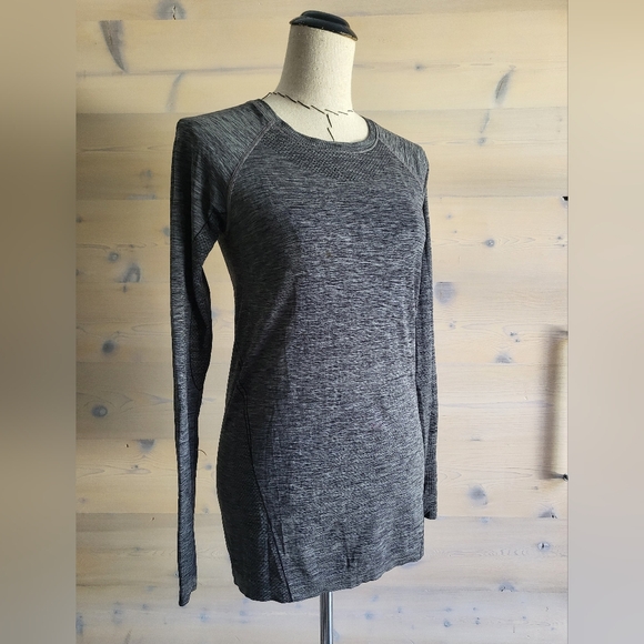 H&M Tops - NWOT H&M Sport Workout Top Women's size M